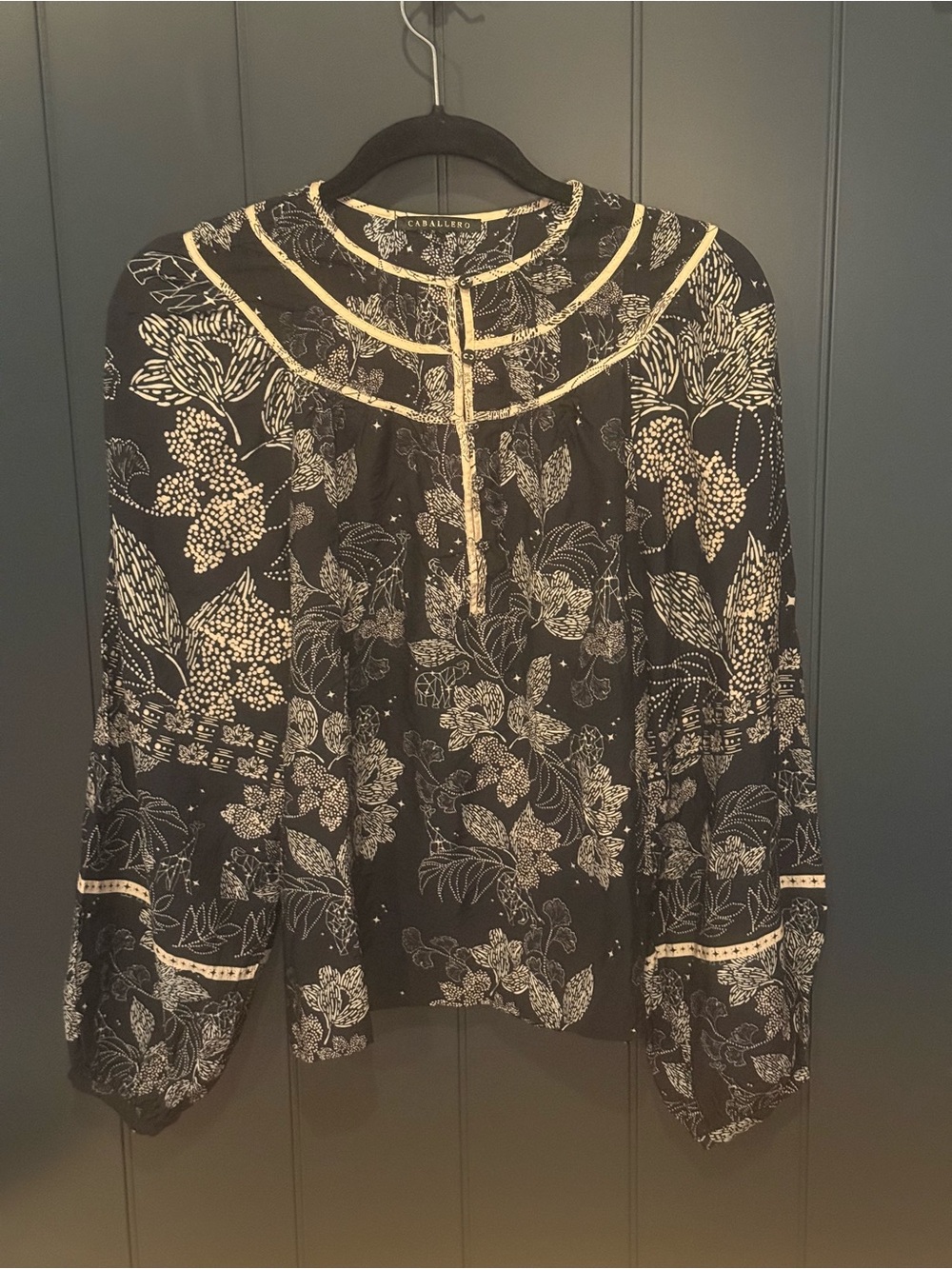 🐘 Caballero Womens Emery Blouse Black Floral Safari Constellation Peasant Blouse